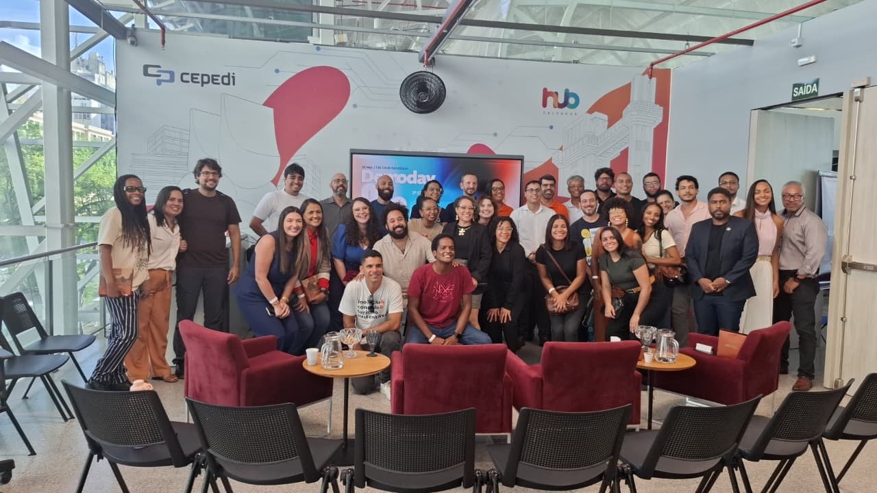 Pessoas reunidas no Hub Salvador durante o reconhecimento da Preveja
